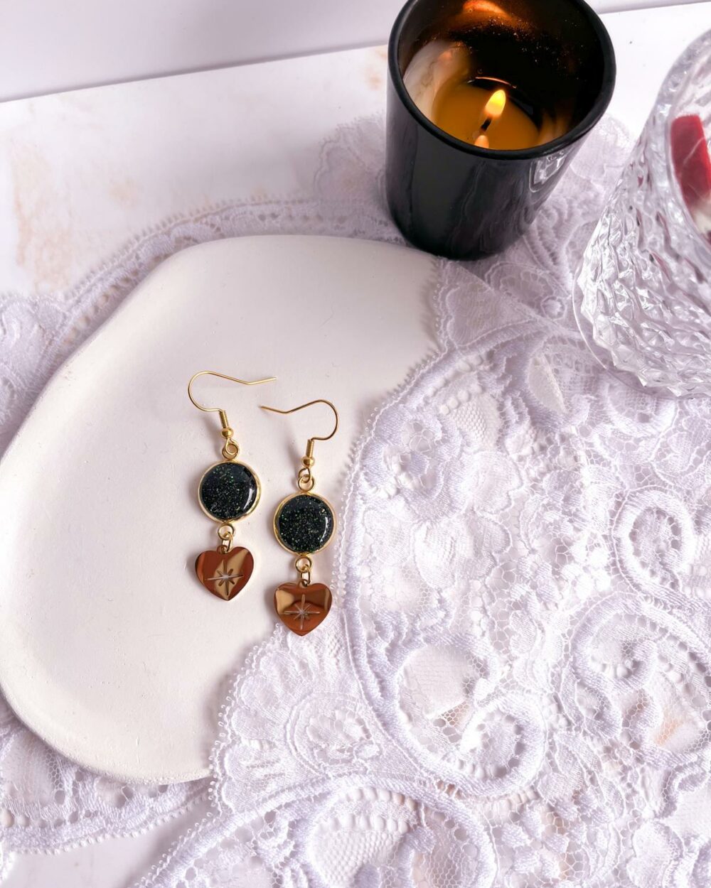 Boucles dorées en acier inoxydable avec médaillon noir de 12 mm serti de sable d’aventurine verte et breloque cœur avec étoile ajourée.