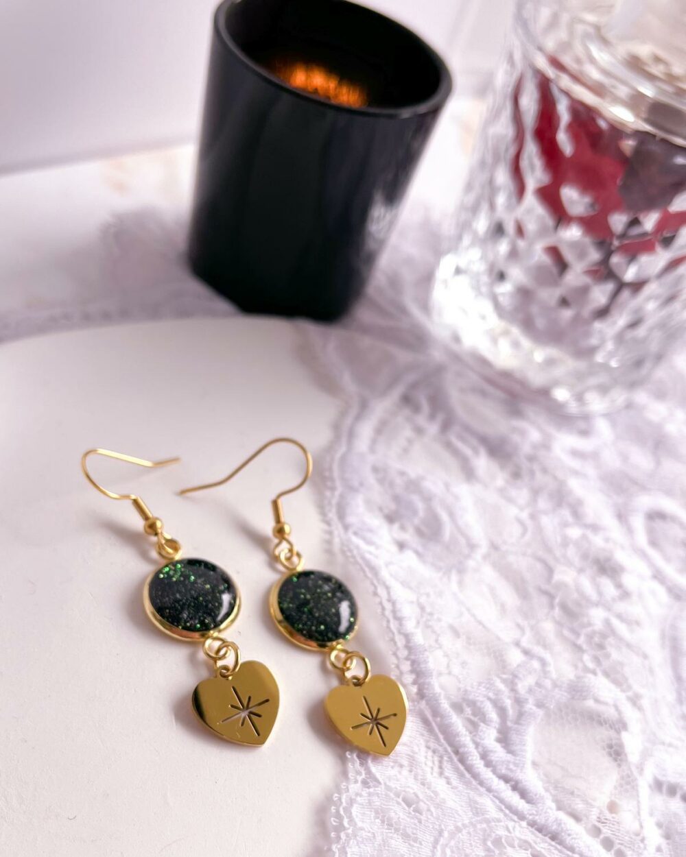 Boucles dorées en acier inoxydable avec médaillon noir de 12 mm serti de sable d’aventurine verte et breloque cœur avec étoile ajourée.