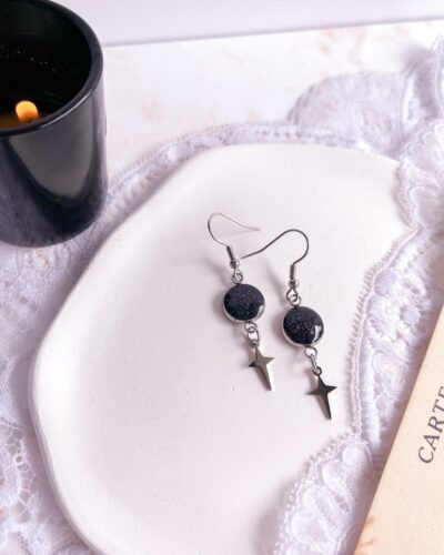 Boucles argentées en acier inoxydable avec médaillon noir de 10 mm incrusté de sable d’améthyste et de paillettes violettes, breloque étoile à quatre branches.