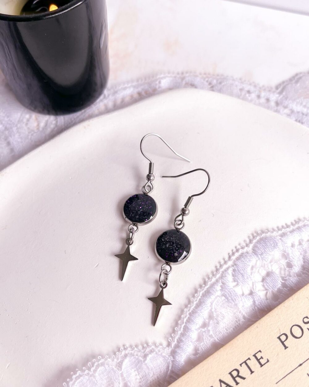 Boucles argentées en acier inoxydable avec médaillon noir de 10 mm incrusté de sable d’améthyste et de paillettes violettes, breloque étoile à quatre branches.