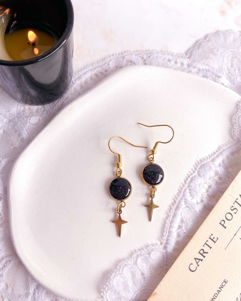 Boucles dorées en acier inoxydable avec médaillon noir de 10 mm serti de sable d’améthyste et de paillettes violettes, breloque étoile à quatre branches suspendue.
