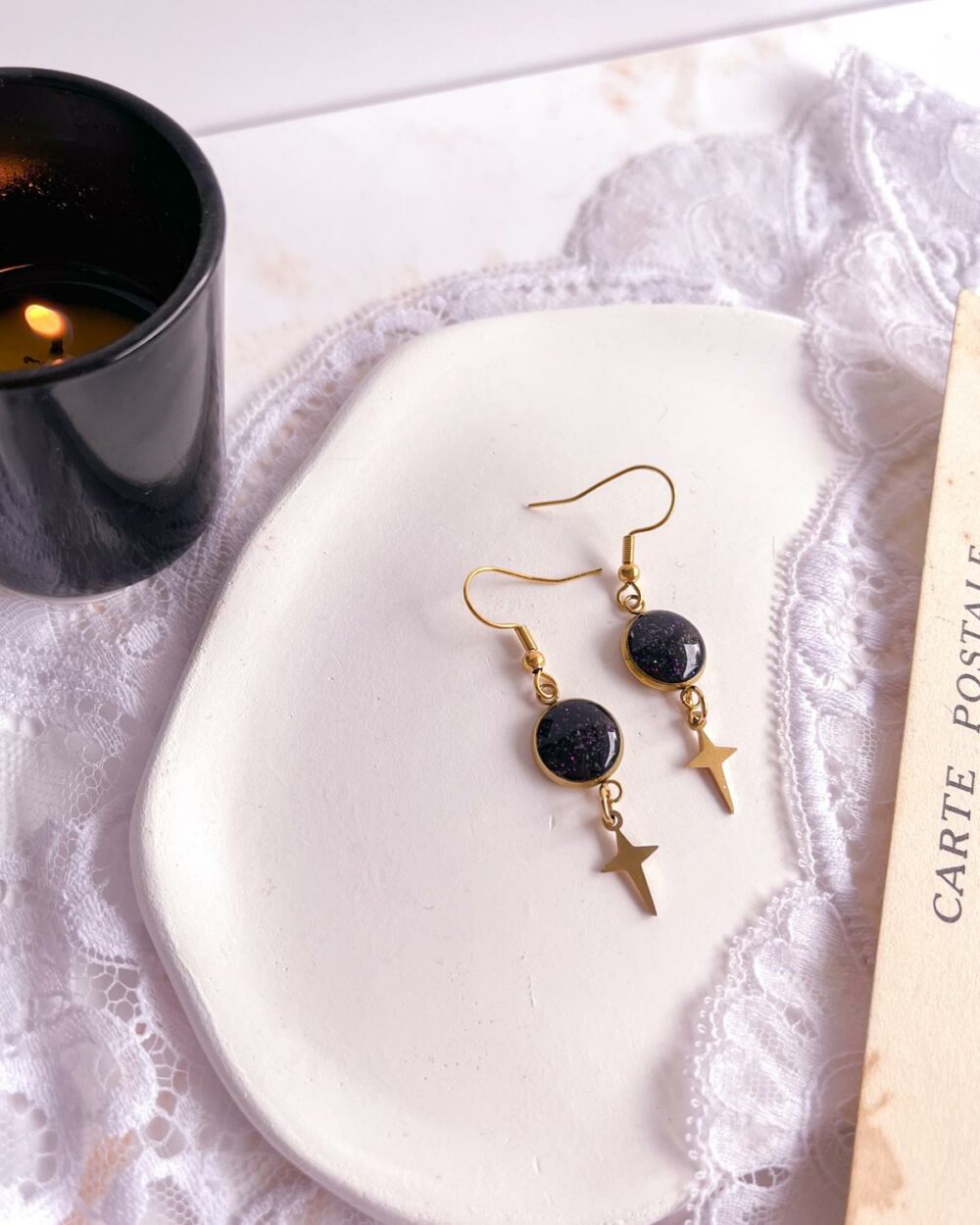 Boucles dorées en acier inoxydable avec médaillon noir de 10 mm serti de sable d’améthyste et de paillettes violettes, breloque étoile à quatre branches suspendue.