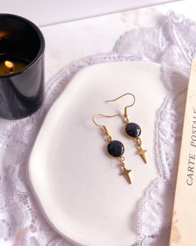 Boucles dorées en acier inoxydable avec médaillon noir de 10 mm serti de sable d’améthyste et de paillettes violettes, breloque étoile à quatre branches suspendue.