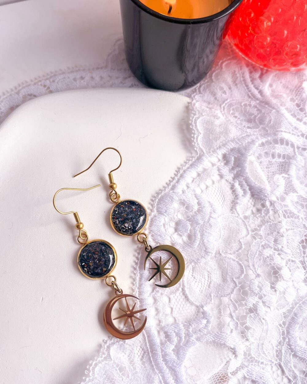 Boucles dorées en acier inoxydable avec médaillon noir de 12 mm serti de sable de cornaline et breloque lune contenant une étoile.