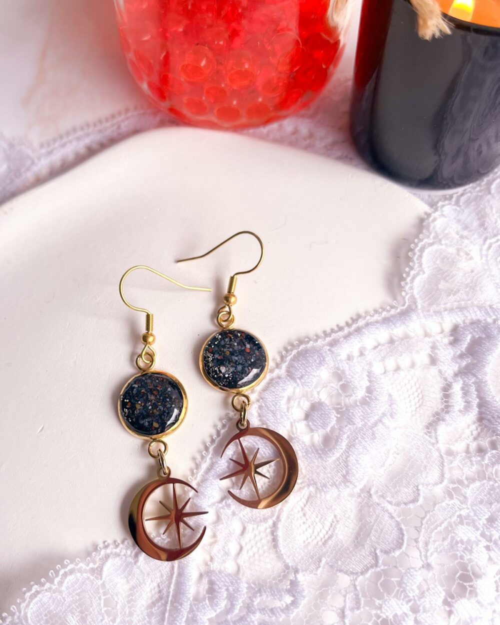 Boucles dorées en acier inoxydable avec médaillon noir de 12 mm serti de sable de cornaline et breloque lune contenant une étoile.