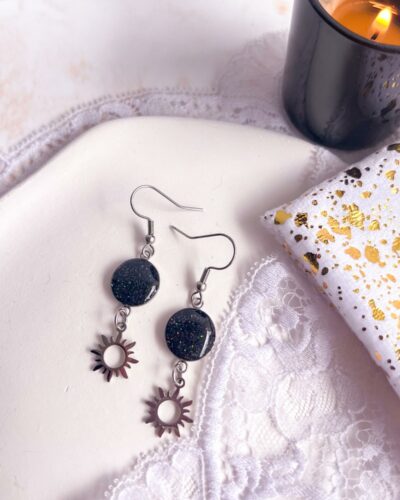 Boucles argentées en acier inoxydable avec médaillon noir de 10 mm incrusté de sable de citrine et breloque soleil pendante.