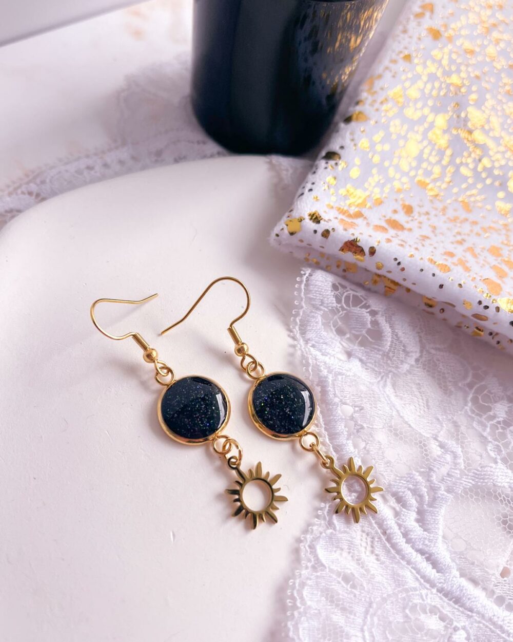 Boucles dorées en acier inoxydable avec médaillon noir de 10 mm serti de sable de citrine et breloque soleil suspendue.