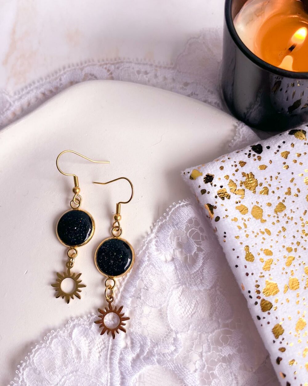 Boucles dorées en acier inoxydable avec médaillon noir de 10 mm serti de sable de citrine et breloque soleil suspendue.