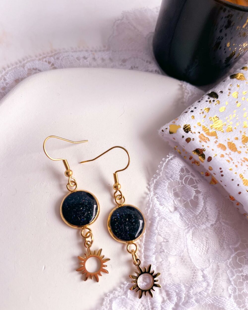Boucles dorées en acier inoxydable avec médaillon noir de 10 mm serti de sable de citrine et breloque soleil suspendue.
