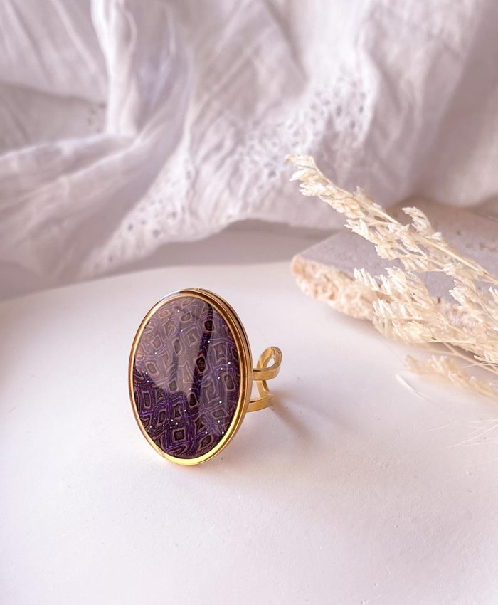 Bague avec plateau ovale en acier inoxydable doré serti avec un motif en argile polymère sur le thème des fées des légendes : stella, la fée de l'éther