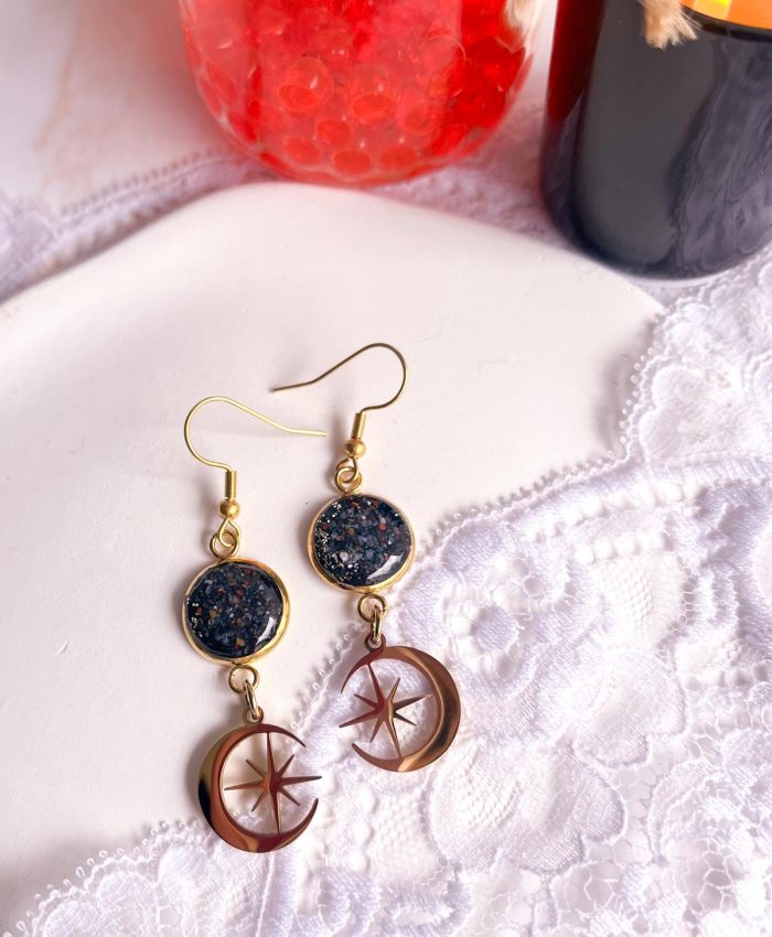 Boucles dorées en acier inoxydable avec médaillon noir de 12 mm serti de sable de cornaline et breloque lune contenant une étoile.