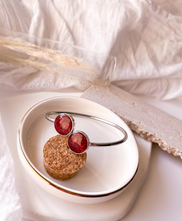 Bracelets joncs avec embouts ronds en acier inoxydable argenté sertis avec un motif en argile polymère sur le thème des fées des légendes : morgane la fée de l'amour