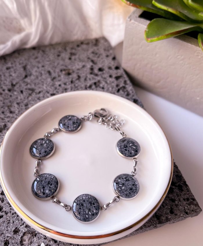 Bracelets avec médaillons multiples ronds en acier inoxydable argenté avec un motif en argile polymère sur le thème des animaux totems : l'éléphant